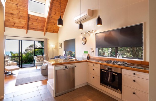 Onetangi Cottage | Relaxing Oceanfront Retreat with Spa Pool & 9.8 Rating