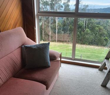 Jumbuk House | Cozy 4 Winds Farm Homestay: Family-Friendly Retreat