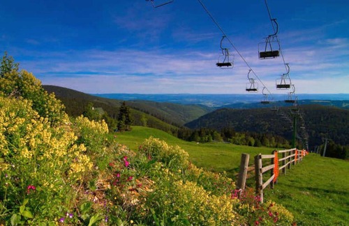 Jachymov Apartment | Cozy 40 m² Apartment for Up to 3 Guests with Mountain View