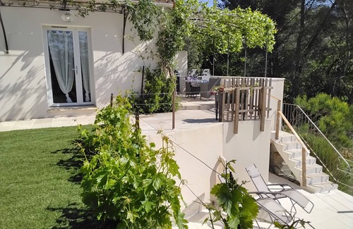 Vacqueyras House | Family-Friendly Lace Studio: Your Cozy Getaway Awaits