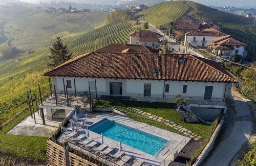 Barbaresco House | Cozy Farmhouse Retreat with Pool for 4 Guests