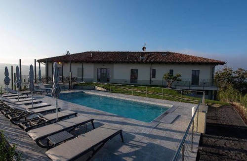 Barbaresco House | Cozy Farmhouse Retreat with Pool for 4 Guests