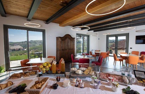 Barbaresco House | Cozy Farmhouse Retreat with Pool for 4 Guests