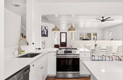 North San Antonio - SAT House | 40% Monthly Discount Modern 5 Bedrooms in SA Chef Kitchen, Game Lounge