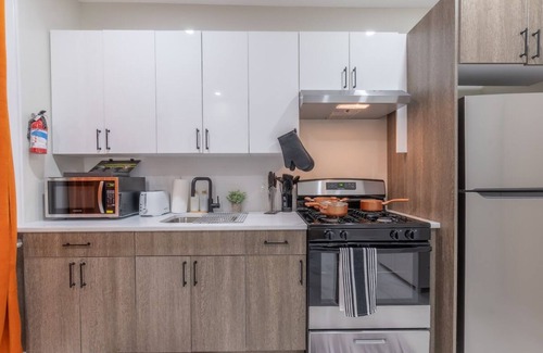 Ampere Apartment | Budget-Friendly Stay for 6 Near EWR Airport with Free Parking