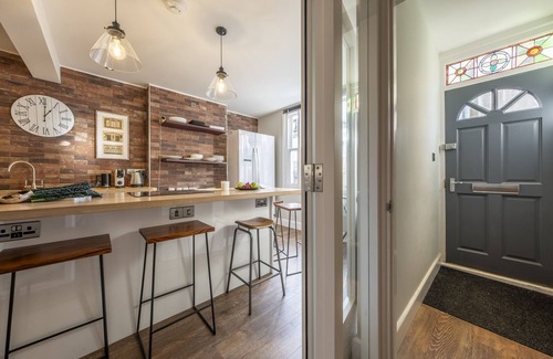 Cambridge House | Modern Elegance at 40 Parsonage: Central City Retreat