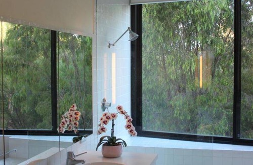 Margaret River House | Spacious 5-Star Retreat with Spa & Kitchen for 6 Guests