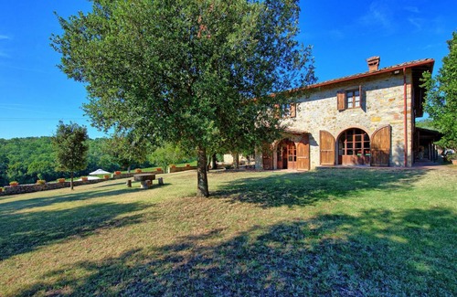 Bucine Villa | Spacious Villa with Pool and 5 Bedrooms for 10 Guests