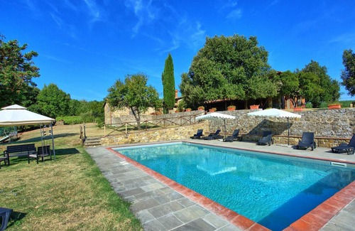 Bucine Villa | Spacious Villa with Pool and 5 Bedrooms for 10 Guests
