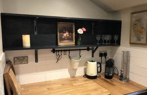 Pilton Cottage | Historic Pilton Cottage with Kitchen & Child-Friendly Comfort