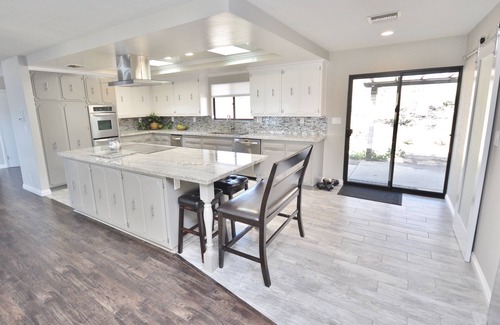 Escondido House | Modern Ranch Retreat with Hot Tub Overlooking Safari Park