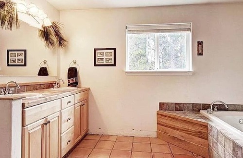 Valley of the Sun Cabin | 4000sqft W Private Pool/Spa, Zipline & Sauna!