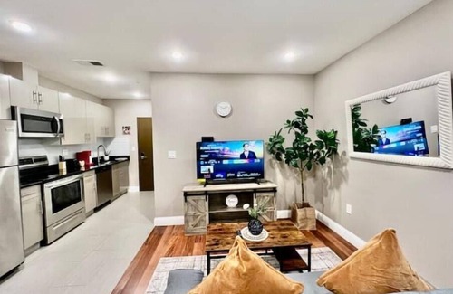 Center City Apartment | Stylish 1BDR Apartment in the Heart of Center City