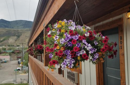 Gardiner Hotel | Discover 406 Lodge at Yellowstone: Family-Friendly Retreat