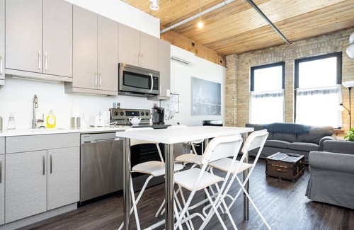 Exchange District Condo | Exceptional 2BR Retreat in Exchange District with Pool & Fast WiFi