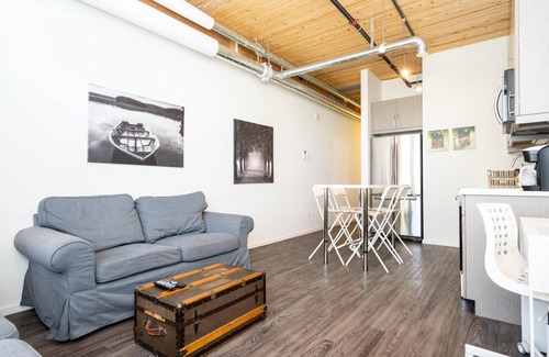 Exchange District Condo | Exceptional 2BR Retreat in Exchange District with Pool & Fast WiFi