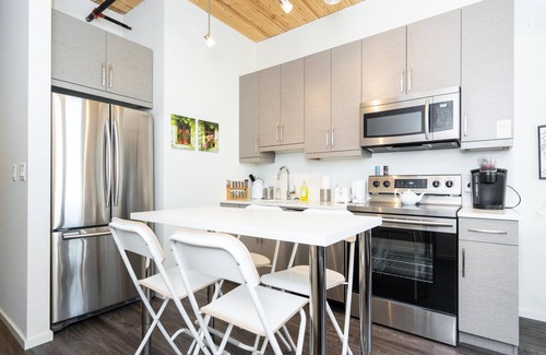 Exchange District Condo | Exceptional 2BR Retreat in Exchange District with Pool & Fast WiFi