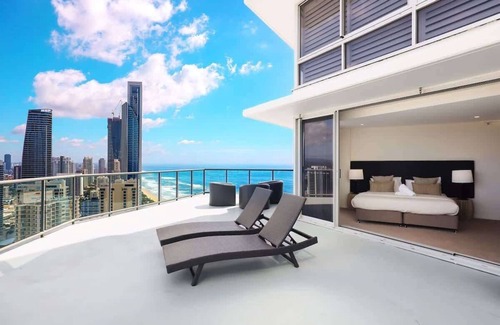 Surfers Paradise Apartment | Unforgettable Three-Bedroom ‘L Style’ Sub-Penthouse Escape