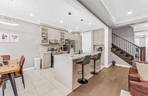Halton Regional Municipality Apartment | 40min DT Toronto | King Bed | 5 Bedrooms