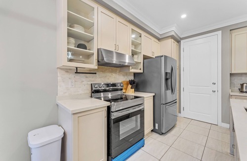 Halton Regional Municipality Apartment | 40min DT Toronto | King Bed | 5 Bedrooms