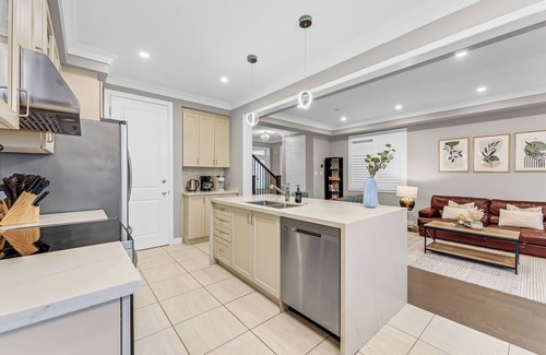 Halton Regional Municipality Apartment | 40min DT Toronto | King Bed | 5 Bedrooms
