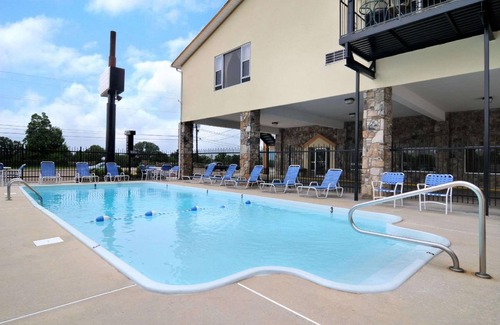 Kimball Hotel | Comfortable 4-Star Hotel with Pool and Pet-Friendly Amenities