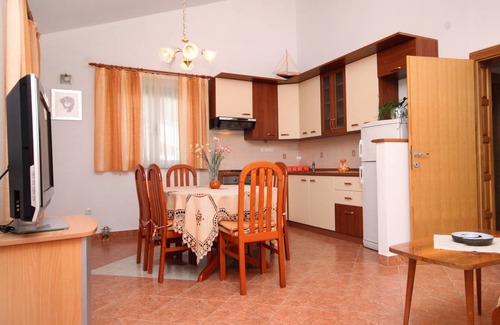 Island Hvar Apartment | Cozy 1-Bedroom Apartment for 4 with Kitchen & Child-Friendly