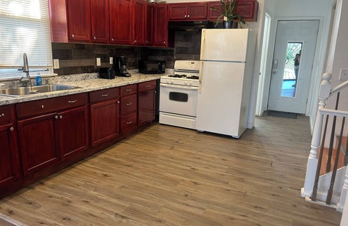 Detroit House | 420 friendly on detroit’s east side Charming 3-bedroom house with WiFi and AC