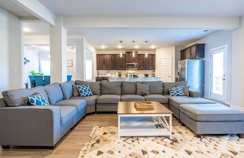 Huntsville House | 4201 Textile Ln VALOR Cal · 3500 Sq Feet / 5 Bed 4 Bath / King Bed Home!