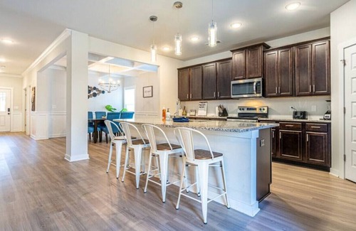 Huntsville House | 4201 Textile Ln VALOR Cal · 3500 Sq Feet / 5 Bed 4 Bath / King Bed Home!