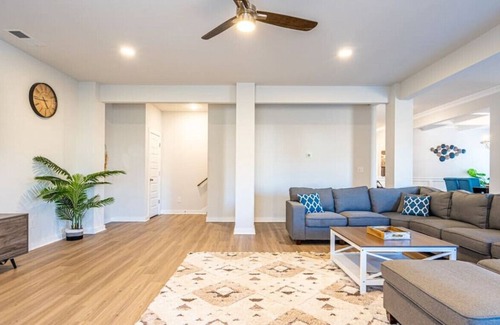Huntsville House | 4201 Textile Ln VALOR Cal · 3500 Sq Feet / 5 Bed 4 Bath / King Bed Home!