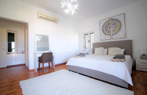 Peyia Town Villa | Spacious 6-Bedroom Villa with Pool for Up to 12 Guests