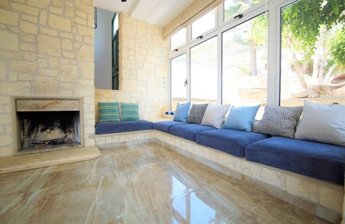 Peyia Town Villa | Spacious 6-Bedroom Villa with Pool for Up to 12 Guests