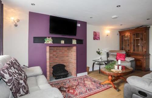 Llanllyfni House | Discover Comfort at 43 Hyfrydle Road - A 4-Star Retreat