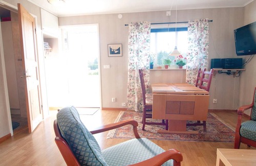 Brissund House | Spacious 2-Bedroom House for 4 - Ideal Family Retreat