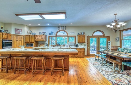 Maggie Valley Cabin | Relax at 44 Gathering Place Cabin with Hot Tub & Spa