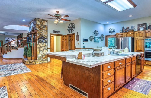 Maggie Valley Cabin | Relax at 44 Gathering Place Cabin with Hot Tub & Spa