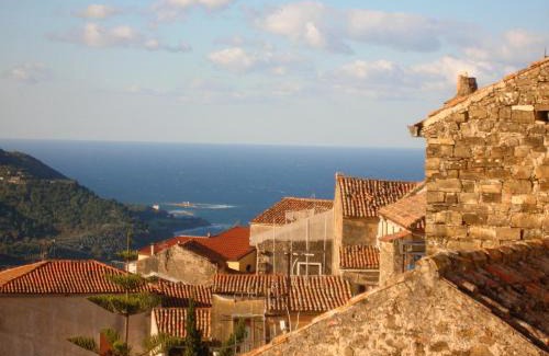 Castellabate Historic Centre House | Family-Friendly 44 Passi Holiday Home with Top Guest Ratings