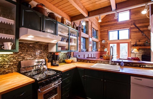Glacier Cabin | Pet-Friendly Retreat with Hot Tub & WiFi - Sleeps 6