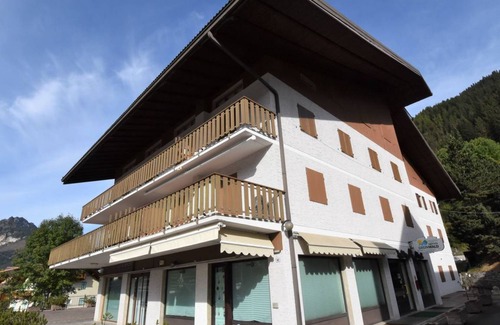 Canazei Apartment | Cozy 1-Bedroom Apartment for 4 with Mountain Views