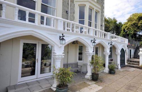 Hele Apartment | Spacious 3-Bedroom Apartment with Cozy Fireplace & Kitchen