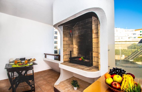 Albufeira Old Town Apartment | Family-Friendly Apartment in Marbella with Kitchen Access
