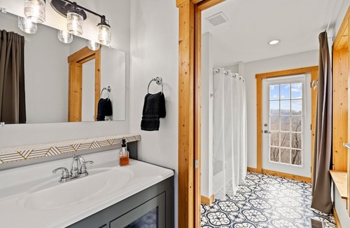 Fletcher Cabin | Scenic Mountain Retreat - Sleeps 8 with Family-Friendly Amenities