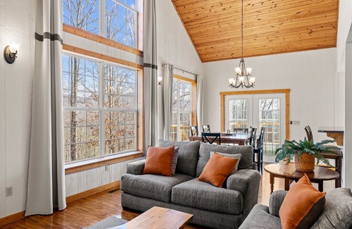 Fletcher Cabin | Scenic Mountain Retreat - Sleeps 8 with Family-Friendly Amenities