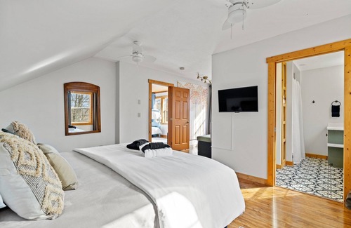 Fletcher Cabin | Scenic Mountain Retreat - Sleeps 8 with Family-Friendly Amenities