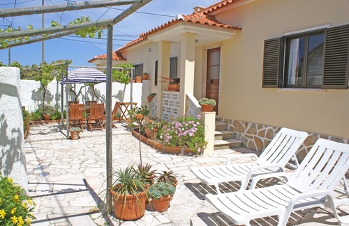 Praia das Macas Cottage | Beachside Retreat with Private Gardens at Praia das Maçãs