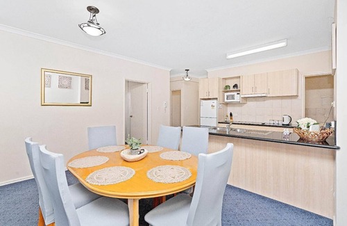 East Perth Apartment | Cozy 2BR Hideaway with Parking & Breakfast in Central Location