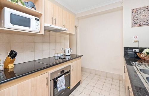 East Perth Apartment | Cozy 2BR Hideaway with Parking & Breakfast in Central Location