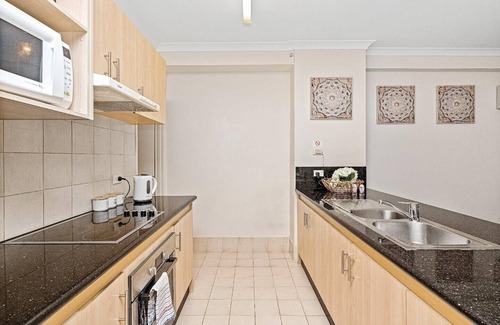 East Perth Apartment | Cozy 2BR Hideaway with Parking & Breakfast in Central Location
