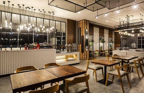 Pamanukan Hotel | Spacious 44 m² Hotel with Spa & Dining for 10 Guests